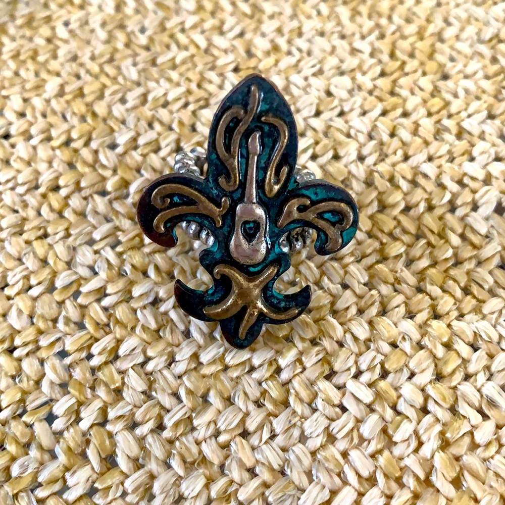 Flor de lis ring